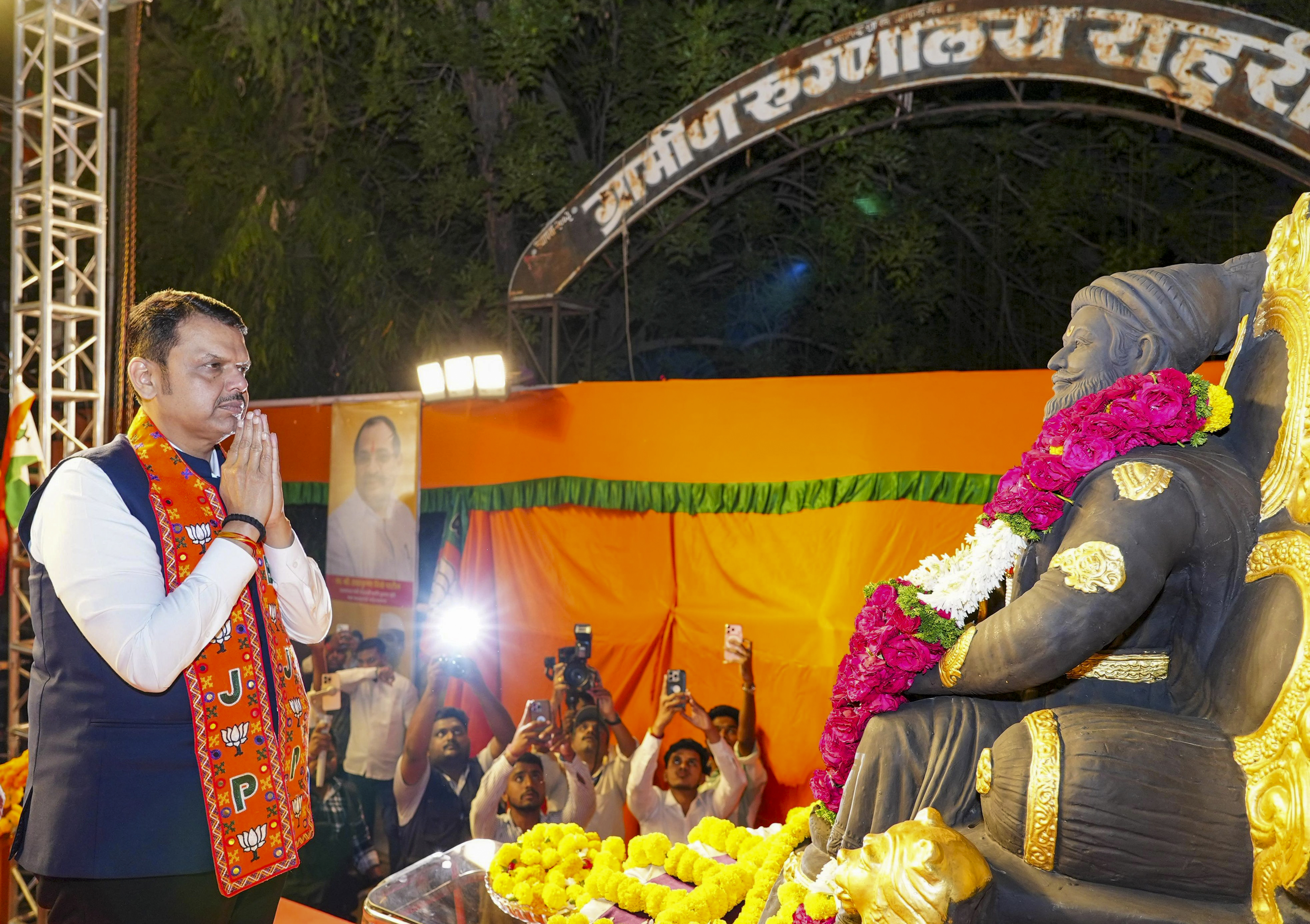 Devendra Fadnavis pays tributes to Chhatrapati Shivaji Maharaj
